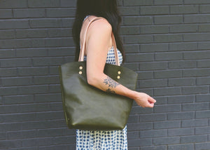 the passage tote, pebbled olive