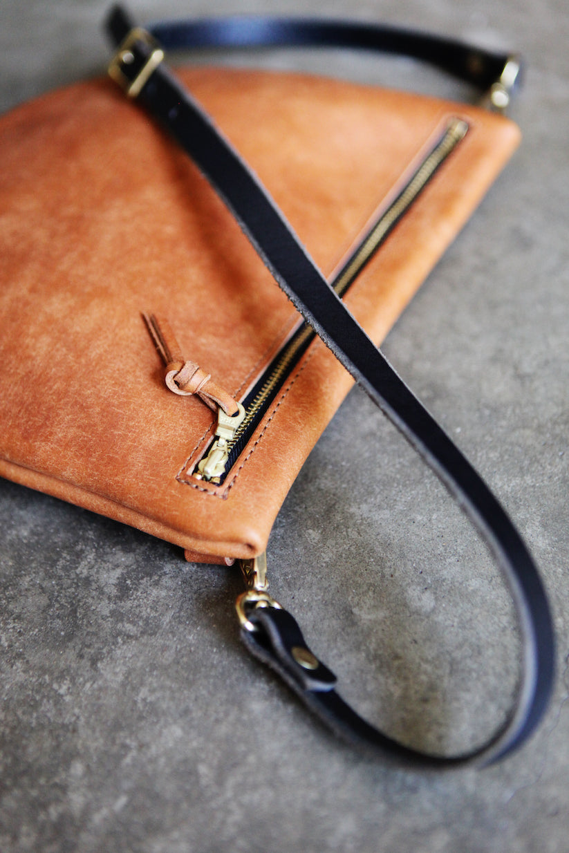 the sling, cognac (black strap, black zipper)