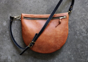 the sling, cognac (black strap, black zipper)