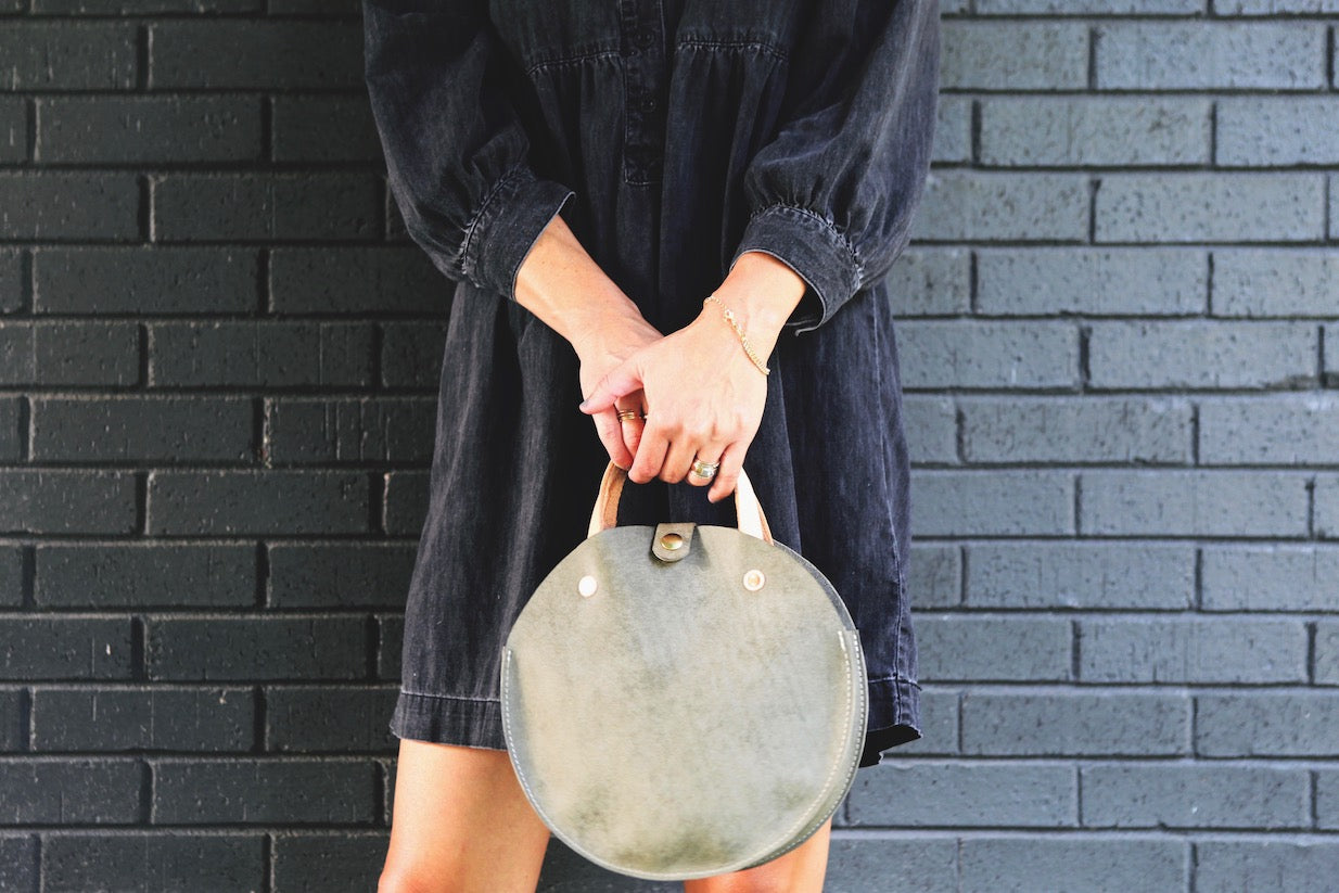 the roundabout crossbody, gray